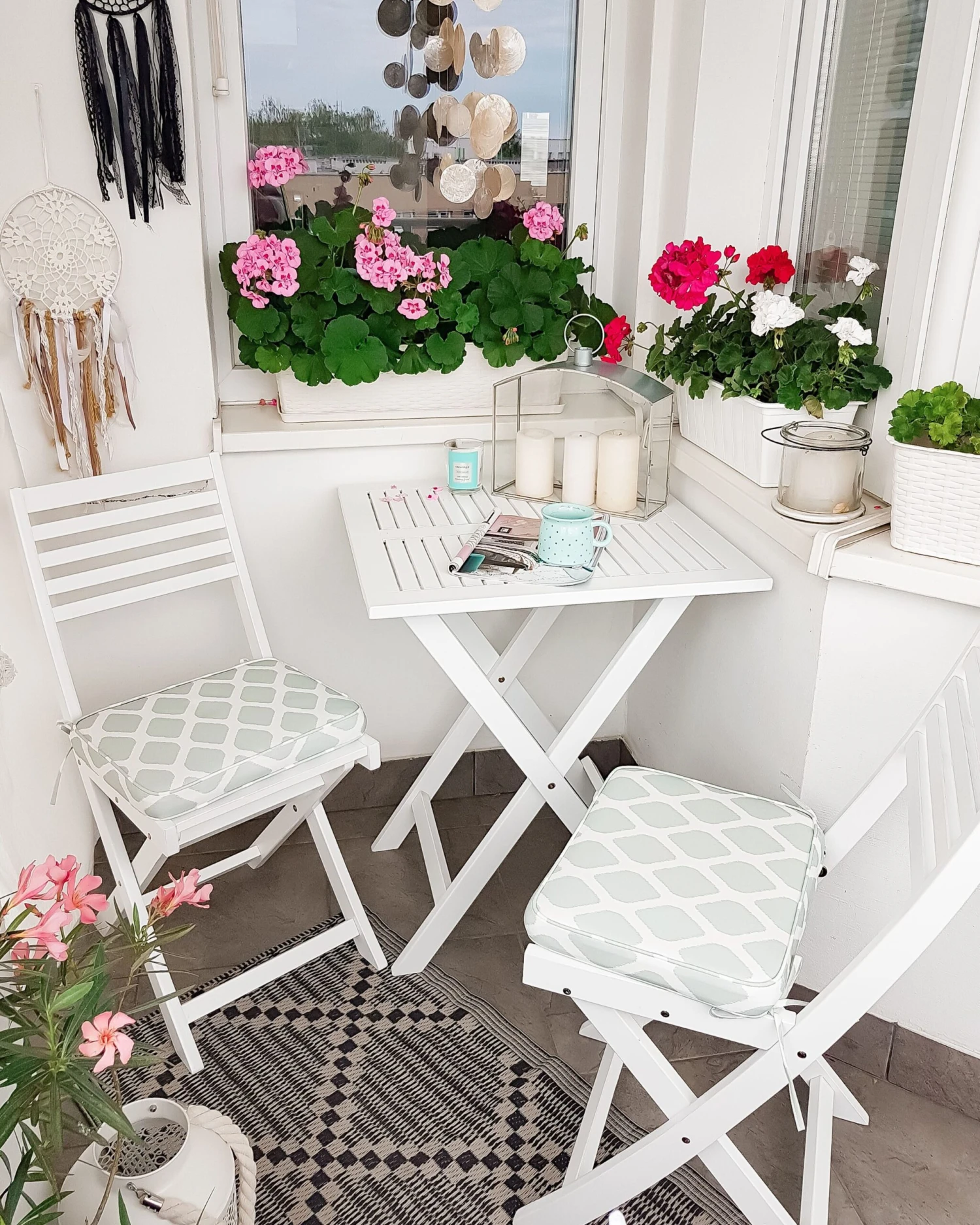 Conjunto De Balcón Blanco Con Cojines Verde Menta FIJI 6 Conjunto De Balcón Blanco Con Cojines Verde Menta FIJI - Imagen 4