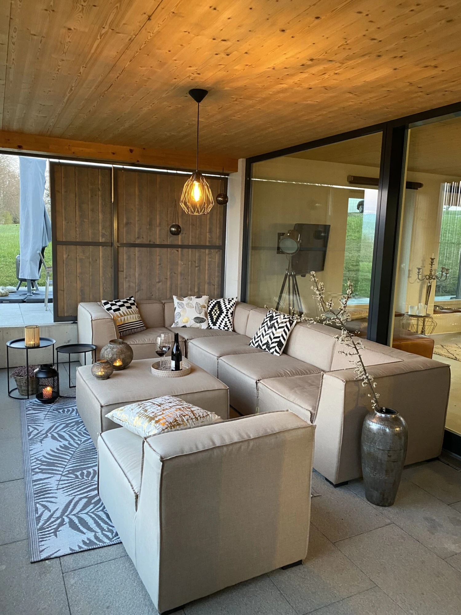 Sofá Esquinero 7 Plazas De Poliéster Beige Arena/negro Derecho Con Reposapiés AREZZO 5 Sofá Esquinero 7 Plazas De Poliéster Beige Arena/negro Derecho Con Reposapiés AREZZO - Imagen 3