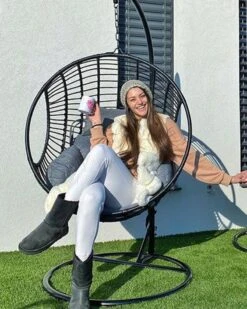 Silla Colgante De Ratán Negra Con Soporte ASPIO -Beliani undef src sa picid 828159 type whitesh image 1