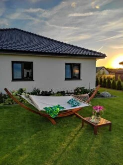 Hamaca De Madera De Alerce Oscura/blanco Crema 415 Cm TREVISO 20 Hamaca De Madera De Alerce Oscura/blanco Crema 415 Cm TREVISO -Beliani undef src sa picid 828669 type whitesh image