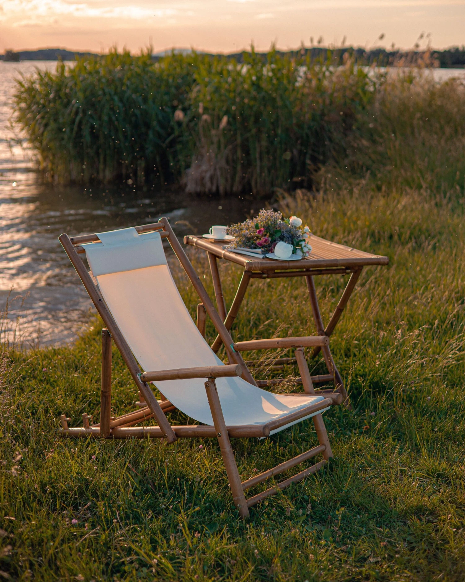 Conjunto De Balcón Mesa Y 2 Tumbonas Madera Clara ATRANI/MOLISE 6 Conjunto De Balcón Mesa Y 2 Tumbonas Madera Clara ATRANI/MOLISE - Imagen 4