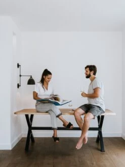 Mesa De Comedor De Madera De Acacia Clara/negro Varios Tamaños VALBO 17 Mesa De Comedor De Madera De Acacia Clara/negro Varios Tamaños VALBO -Beliani undef src sa picid 829495 type whitesh image